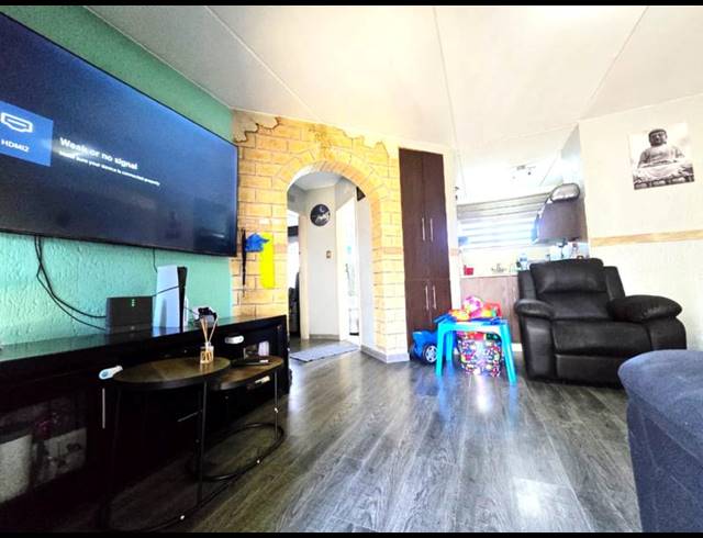 2 BEDROOM TOWNHOUSE FOR SALE IN WINCHESTER HILLS